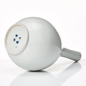 Vas, porslin. Qingdynastin, 1700-tal med Yongzhengs märke.