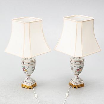Bordslampor, ett par, Porcelaine de Paris, Frankrike, 1900-talets andra hälft.