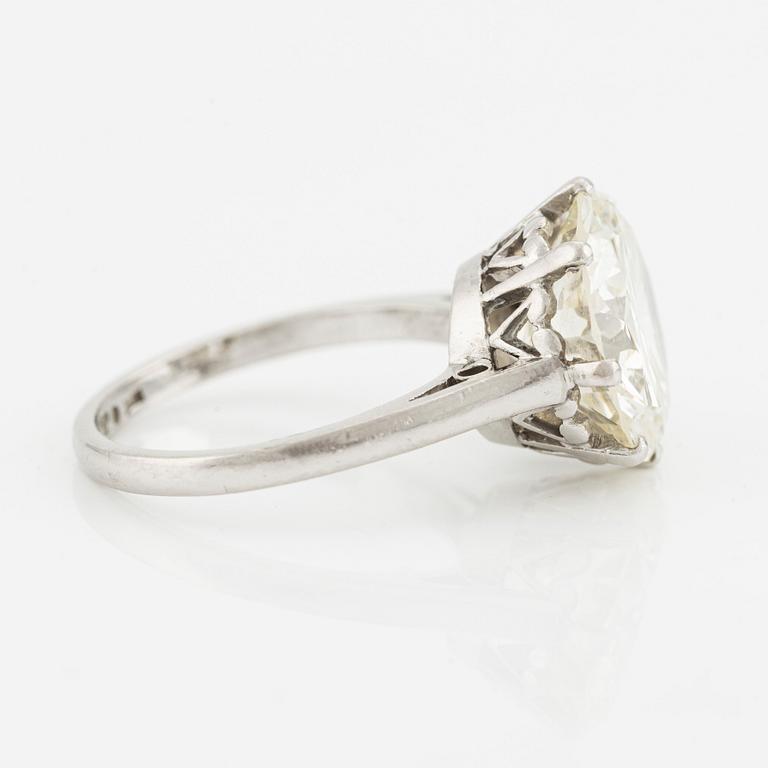 A platinum ring with a round brilliant-cut diamond.