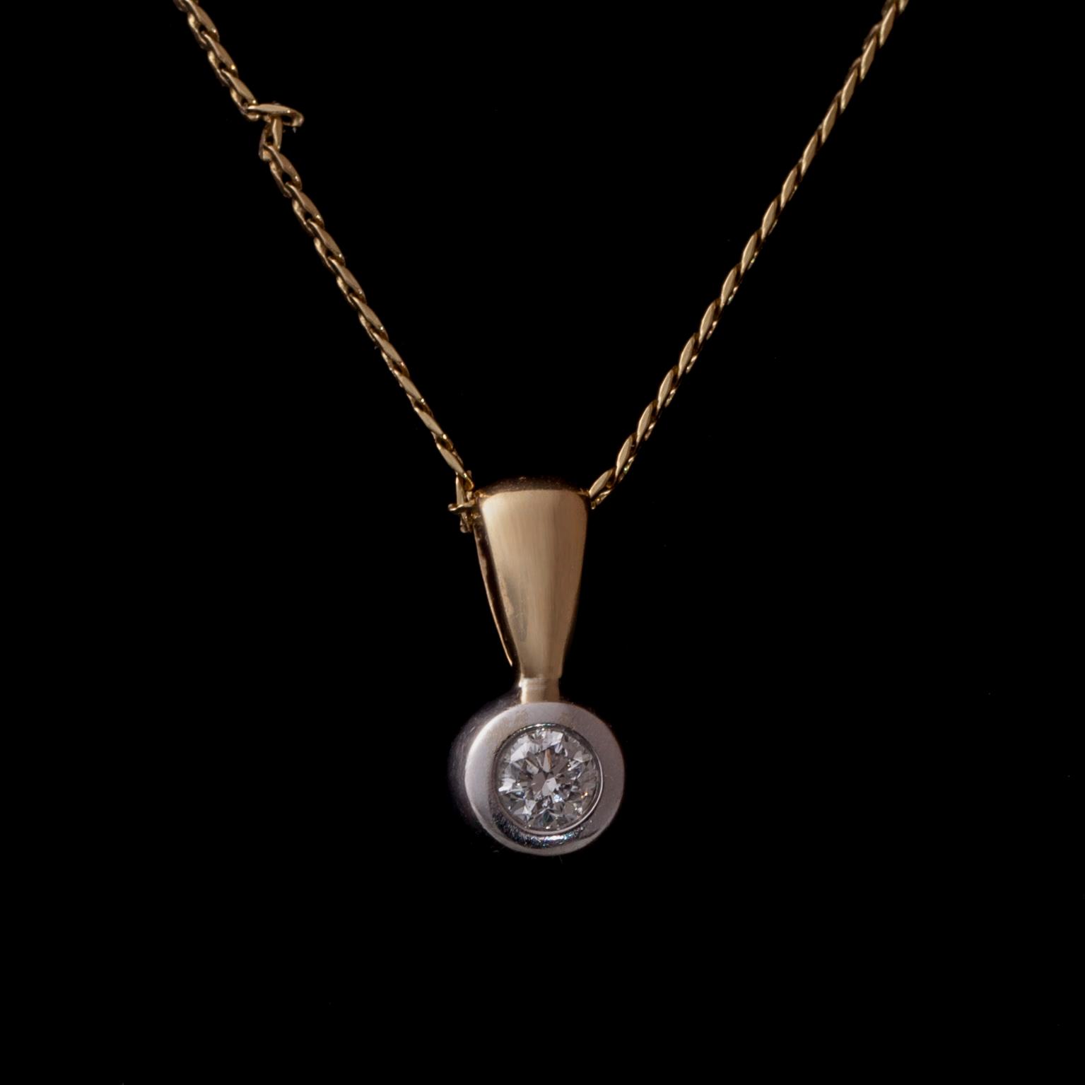 HÄNGE, 14K guld, briljantslipad diamant 0,25 ct. Vikt ca 4,6 g.