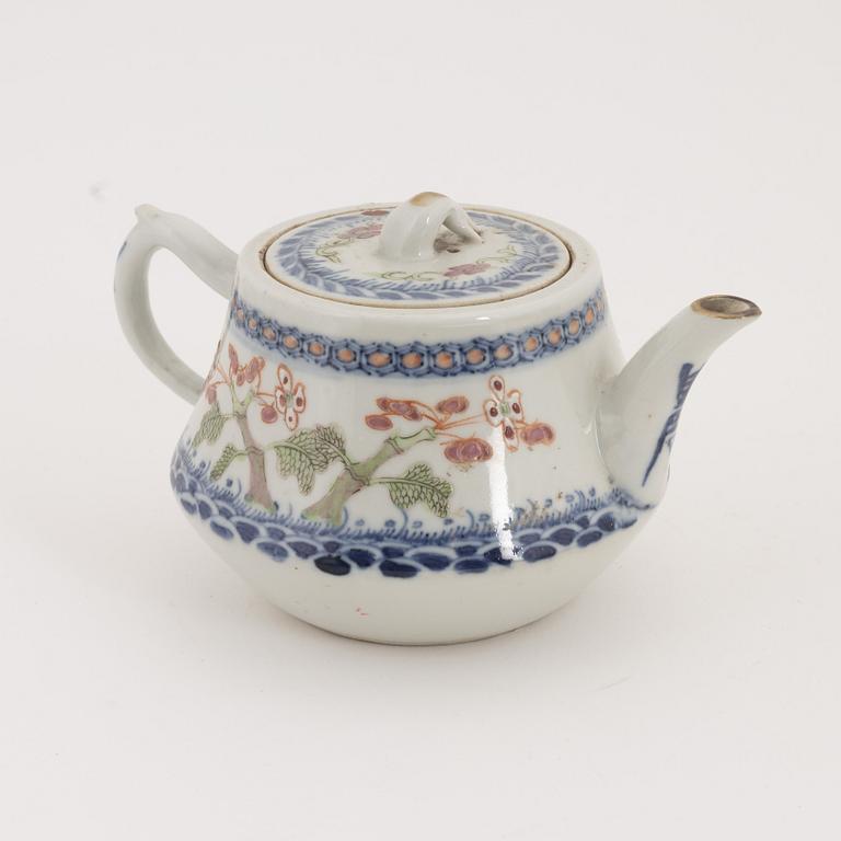 A set of two serving dishes and a teapot, 19th/20th century.