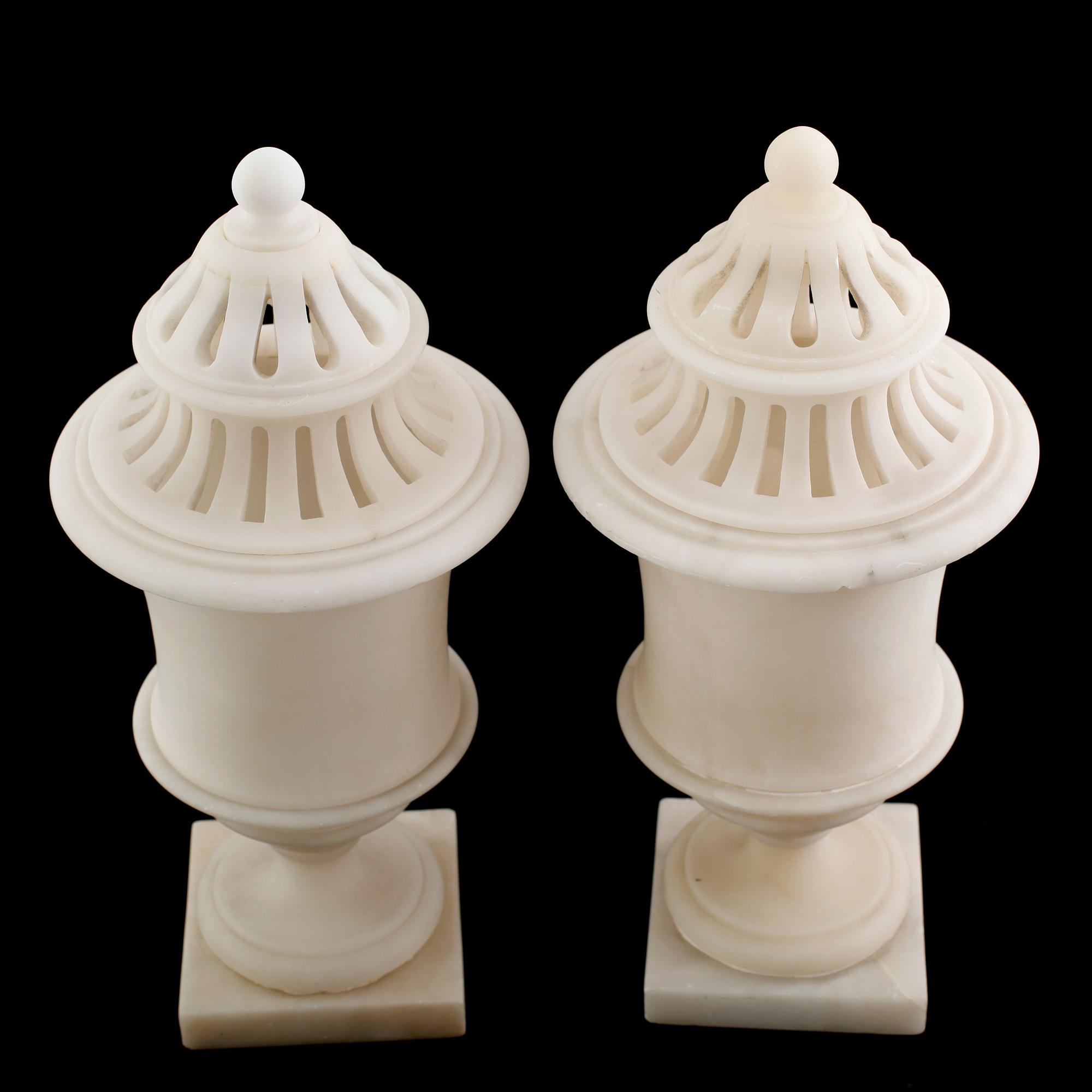 LOCKURNOR, ett par, alabaster, 1800-talets mitt.