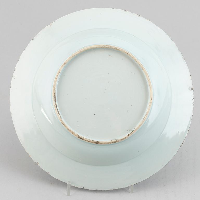 Five blue and white and imari export porcelain plates, Qing dynasty, Qianlong (1736-95).