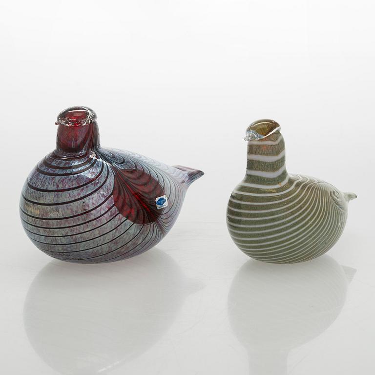 Oiva Toikka, Two glass birds, signed Oiva Toikka Nuutajärvi Notsjö, and O. Toikka Nuutajärvi.