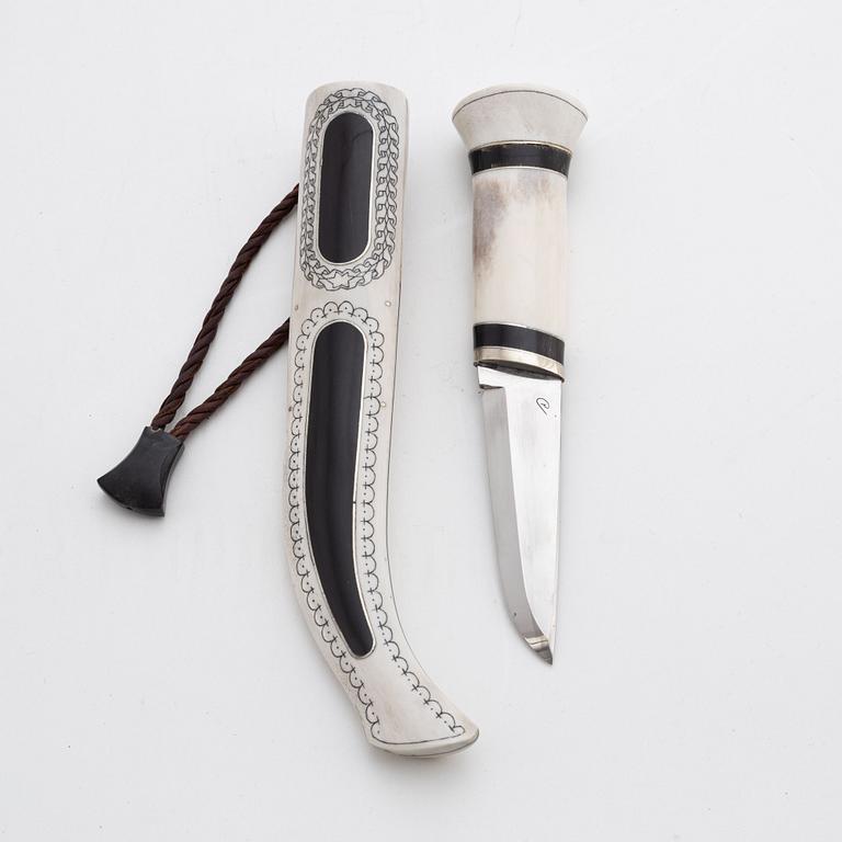 A reindeer horn knife with buffalo inlays by Bertil Fällman, signed.