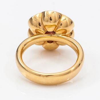 An 18K gold ring "Gingerbread" with rodolite garnets. Ofelia Jewelry, Helsinki.