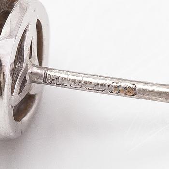 Cassandra Goad, a pair of 18K white gold earrigns with diamonds ca. 0.54 ct in total.