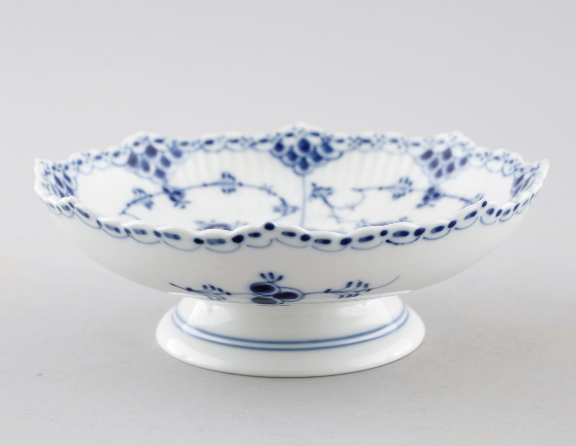 43 pieces of porcelain tableware from Royal Copenhagen, model "Musselmalet",second half of the 20th century.