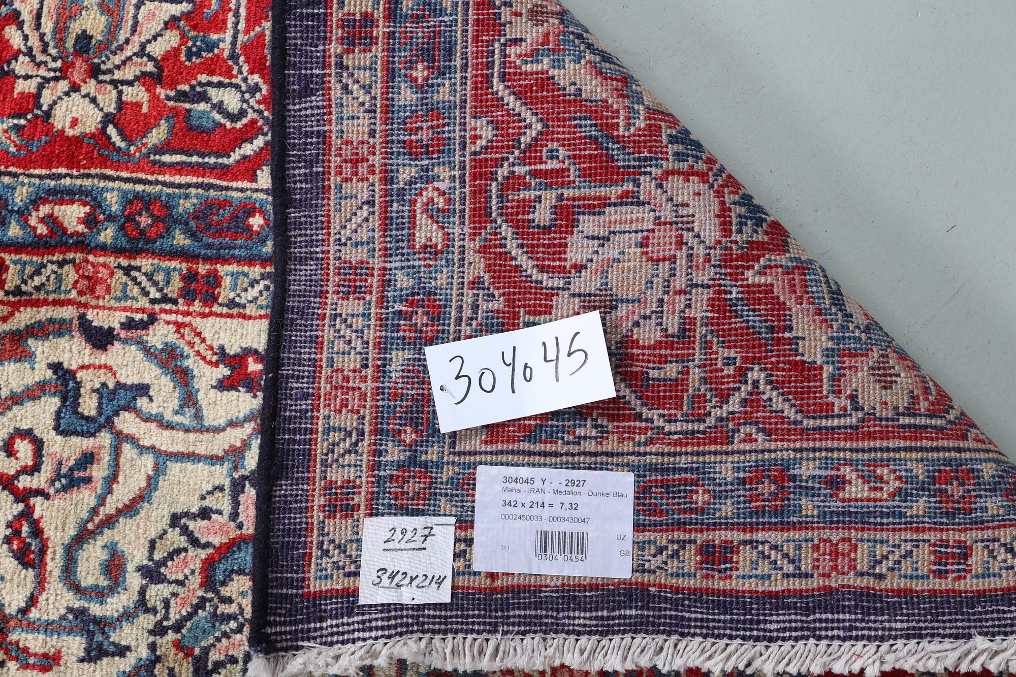 A carpet, Sarouk, ca 342 x 214 cm.