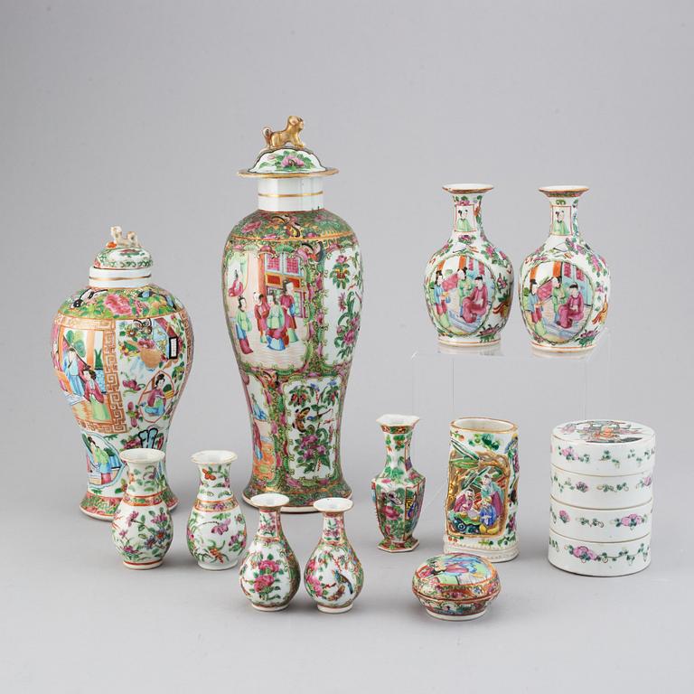 A group of Chinese famille rose porcelain, late Qing dynasty. (12 pieces).