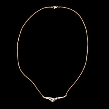 HALSSMYCKE, guld 14K, 5 st briljantslipade diamanter. Vikt 5,9 g.