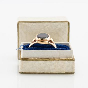 Ring 18K guld med en ovalt slipad granat.