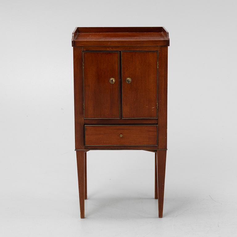 A mahogany bedside table, England, around the year 1800.