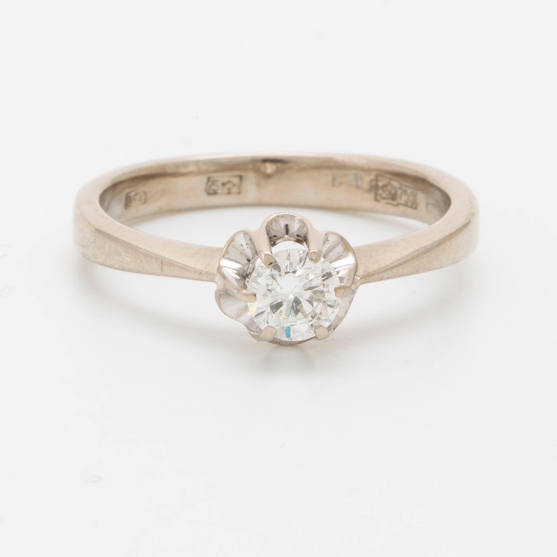 Ring 18K whitegold, 1 brilliant-cut diamond approx 0,35 ct, size 54, total weight 3,8 g.