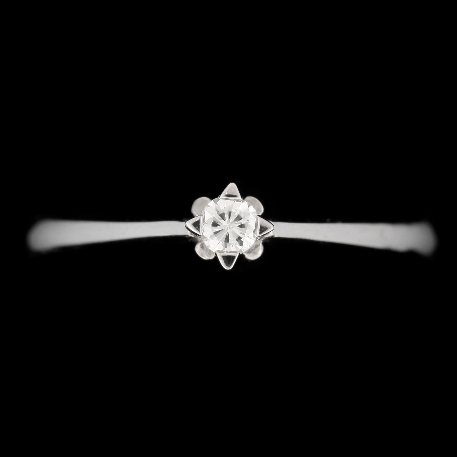 RING, 14k vitguld med diamant 0,07ct. Vikt ca 1,74 gram.