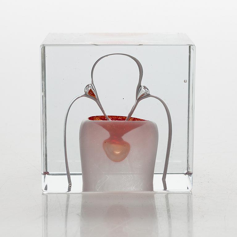 An annual glass cube, signed Oiva Toikka Nuutajärvi 1985, numbered 146/2000.