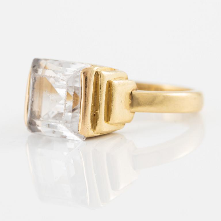 Wiwen Nilsson, ring, 18K guld med fasettslipad bergkristall, Lund 1957.
