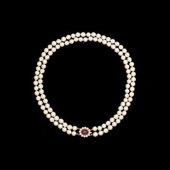 PÄRLCOLLIER, två-radigt med odlade pärlor, lås i 18 k guld med cabochonslipad ametist.