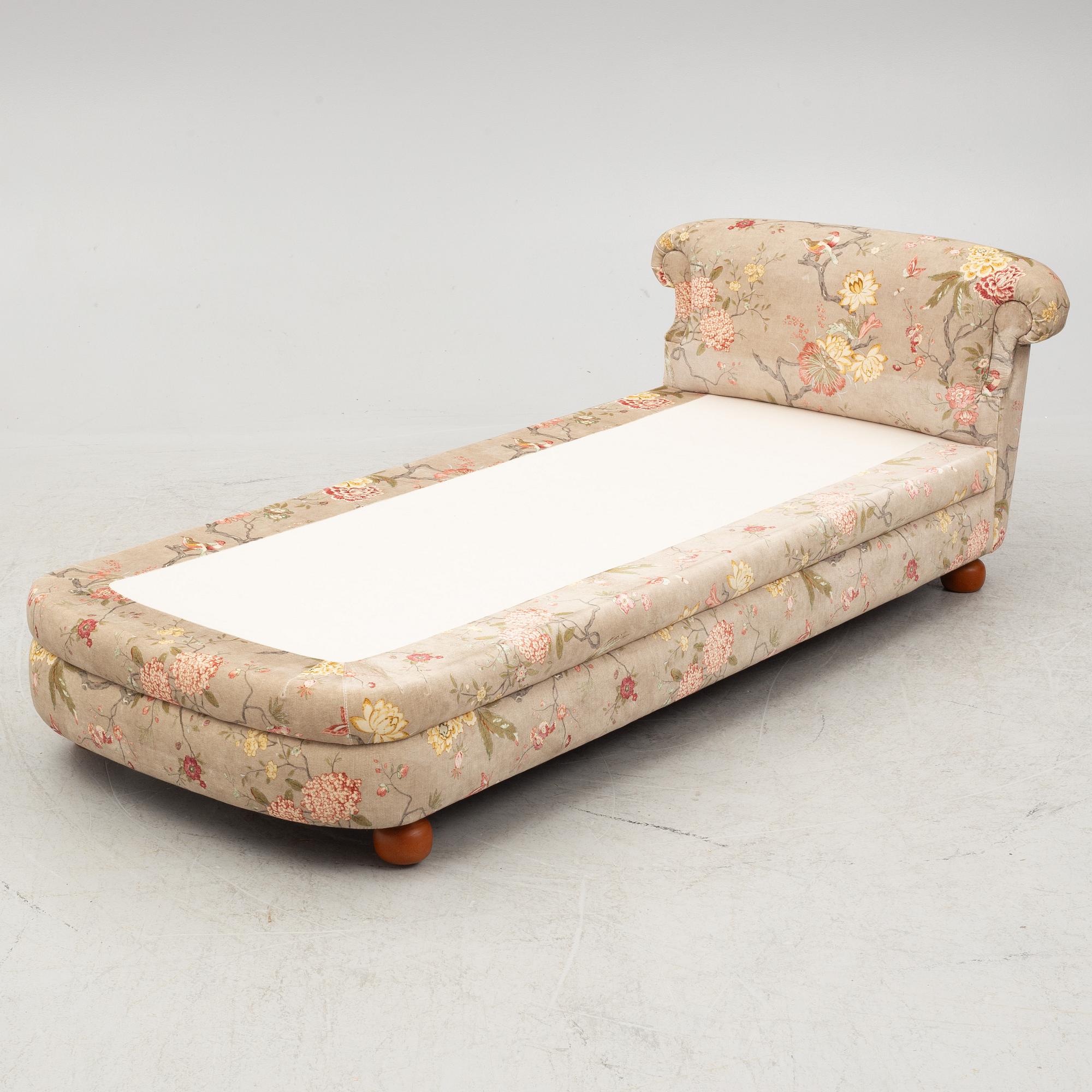 Josef Frank, a model 775 couch/daybed, Svenskt Tenn, 2021.