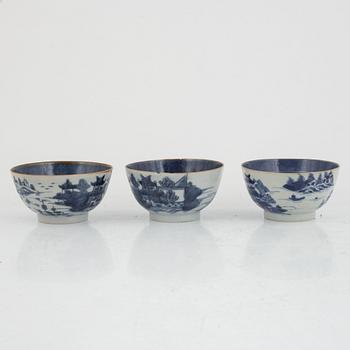 Five Chinese blue and white bowls and three plates, Qing Dynasty, circa 1800.