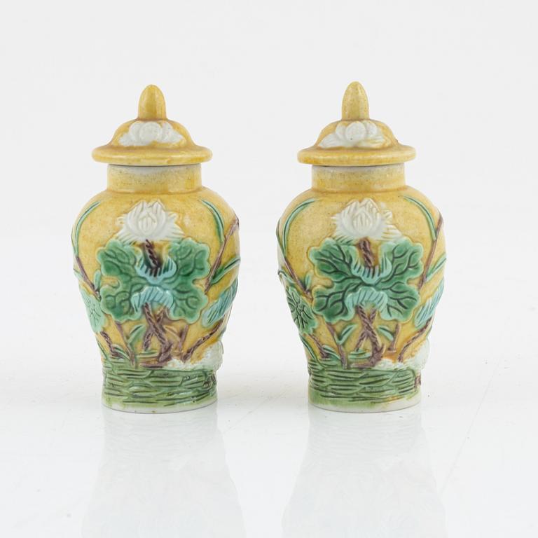 A group of 17 Chinese porcelain objects, China, late Qing/20th Century.