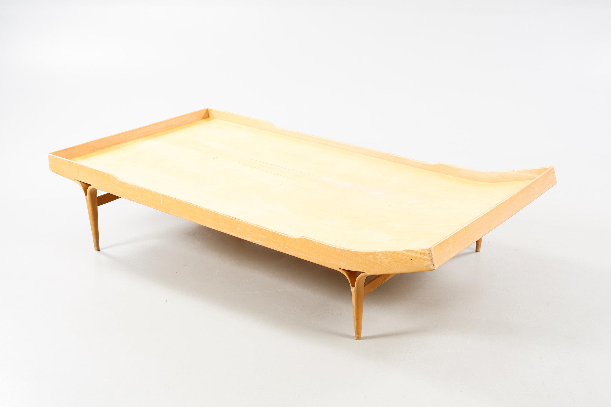 BRUNO MATHSSON, säng, "T 303, BERLIN 60", firma Karl Mathsson, Värnamo, daterad 1974.