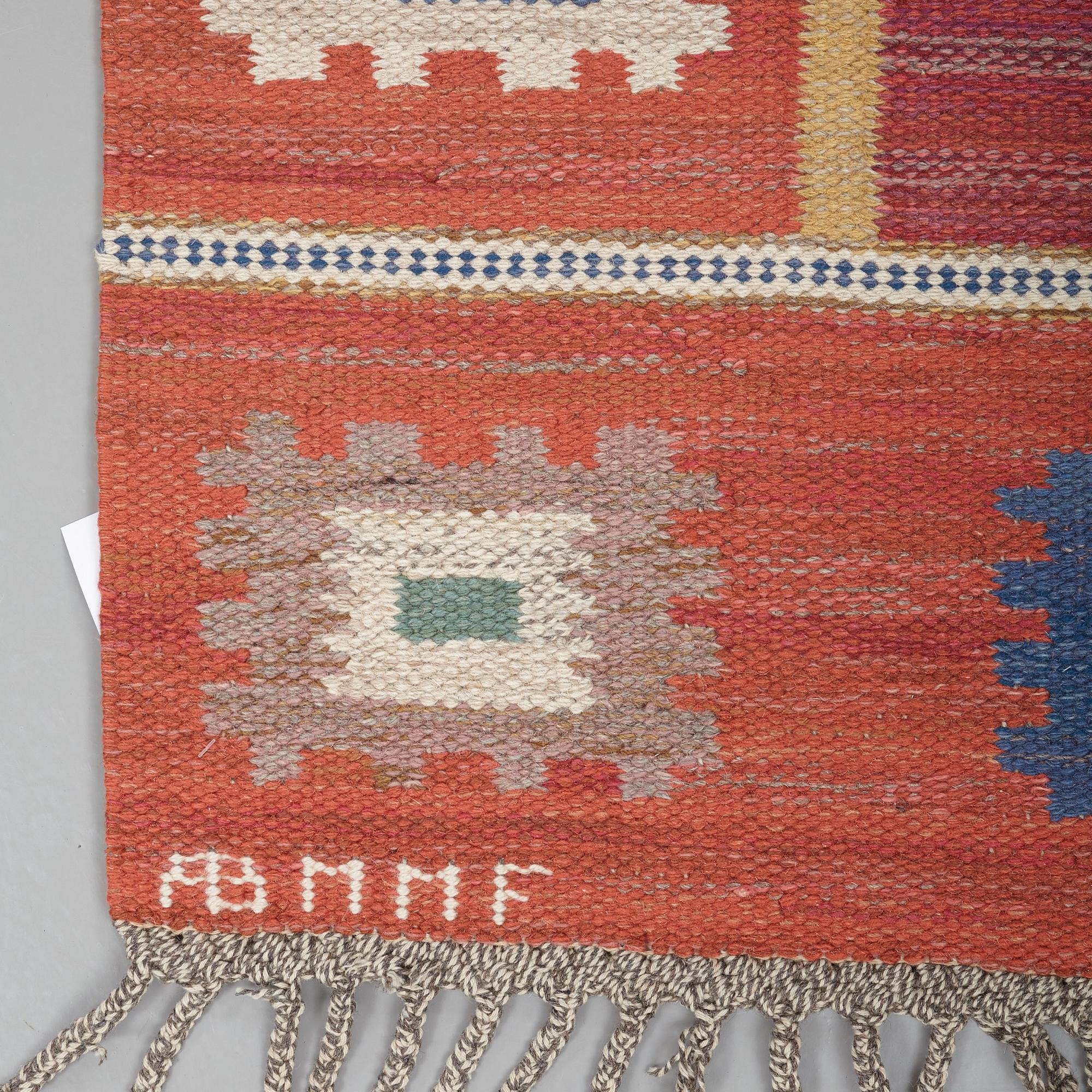 Märta Måås-Fjetterström, GALLERIMATTA, "Röd grön äng", rölakan, ca 346,5 x 151,5 cm, signerad AB MMF.