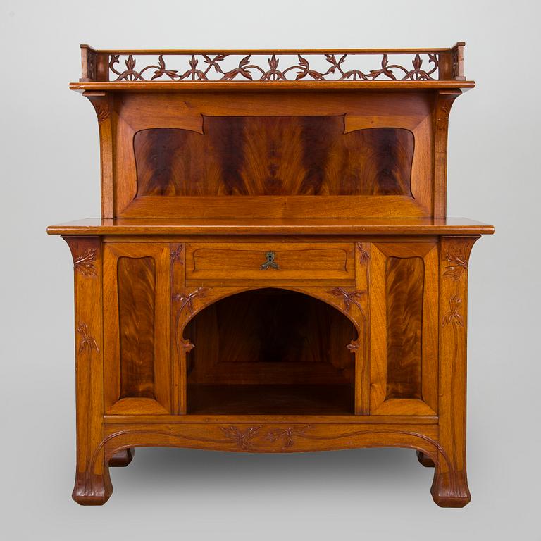 Karl Tirén, An Art Nouveau mahogany cabinet by A.B Naeslunds Möbelfabrik, Umeå, Sweden, approx. 1901.