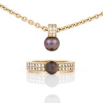 HÄNGE, KEDJA samt RING, med odlade 'Tahiti' pärlor och små diamanter, totalt ca 0,48 ct.