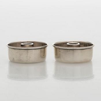 Bertel Gardberg, kynttilänjalkapari, hopeaa, "Birgitta", malli 22908, Hopeatehdas oy, Helsinki 1957.