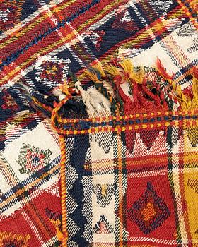 En privat samling handknutna bruksföremål från Persien