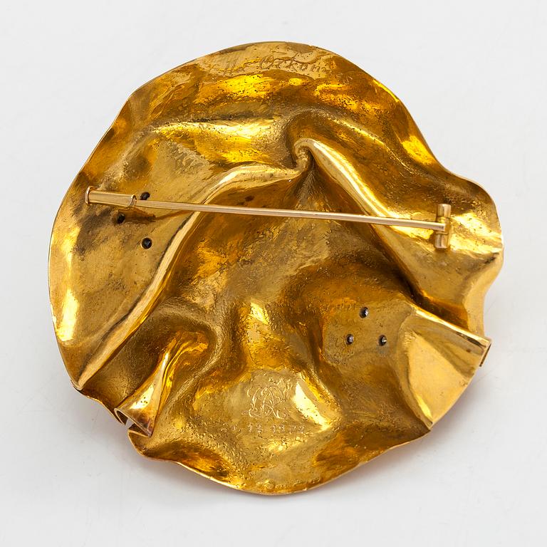 Lotta Orkomies, brosch, 18K guld, briljantslipade diamanter totalt ca 0.79 ct. Tillander, Helsingfors 1972.