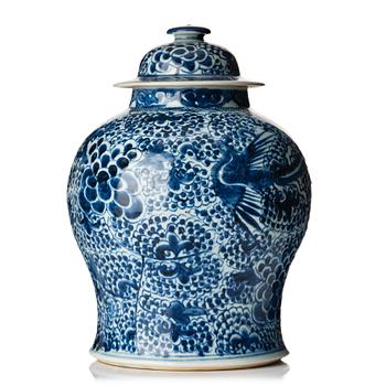 839. A blue and white phoneix jar with cover, Qing dynasty, 18th Century.