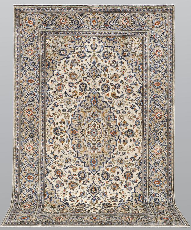 A carpet, Kashan, ca 305 x 205 cm.