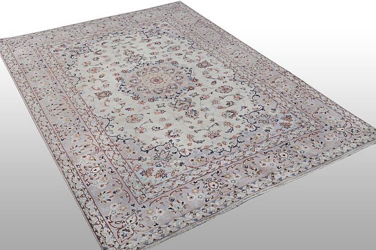 A carpet, Kashan, ca 292 x 202 cm.