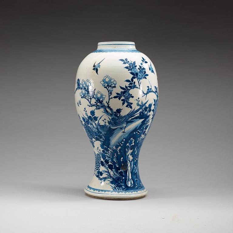 A large blue and white vase, Qing dynasty, Kangxi (1662-1722).