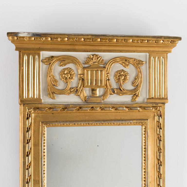 A late Gustavian mirror, beginning of the 19th century.