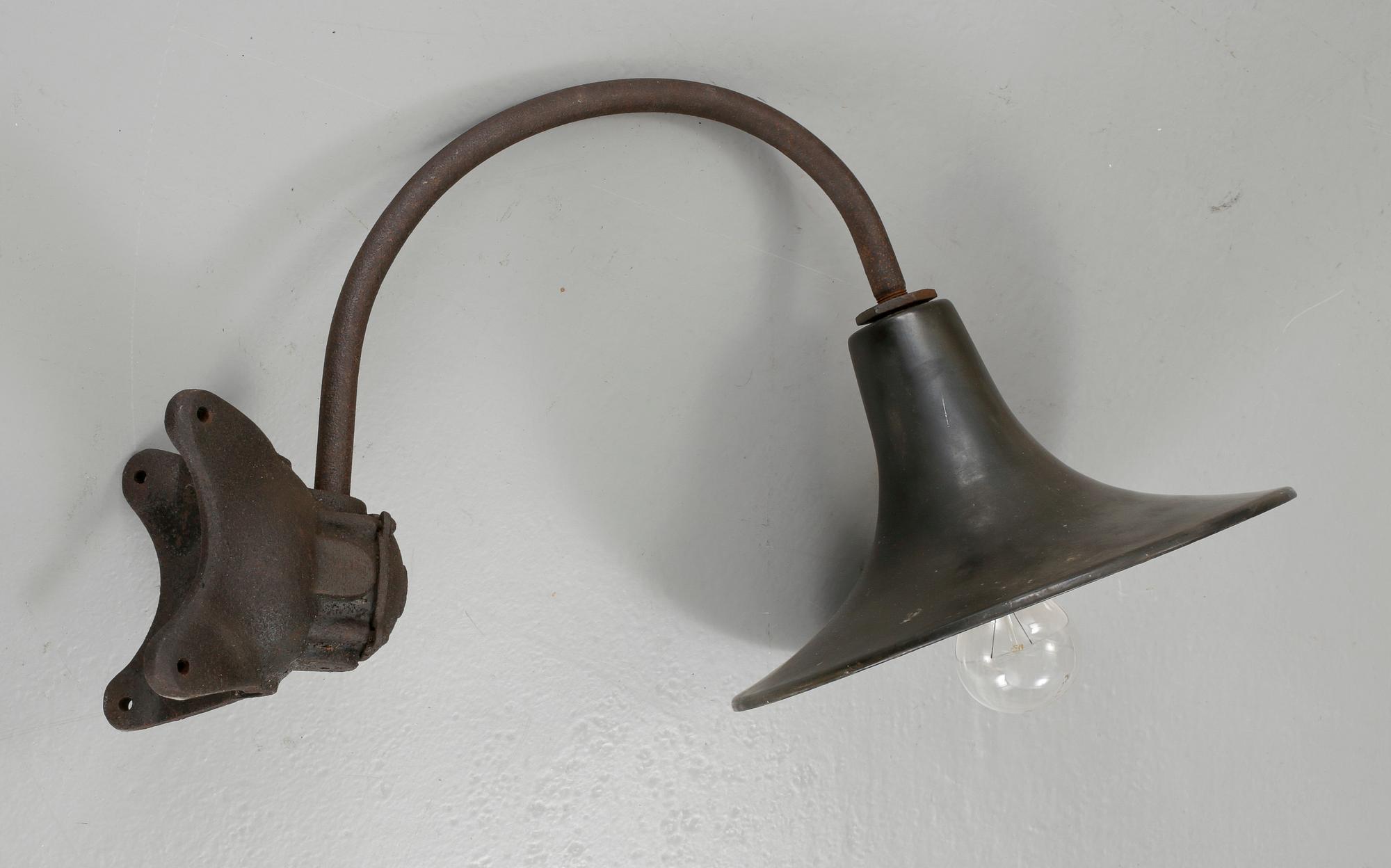 VÄGGLAMPA, gjutjärn samt metall. 1900-talets första hälft.