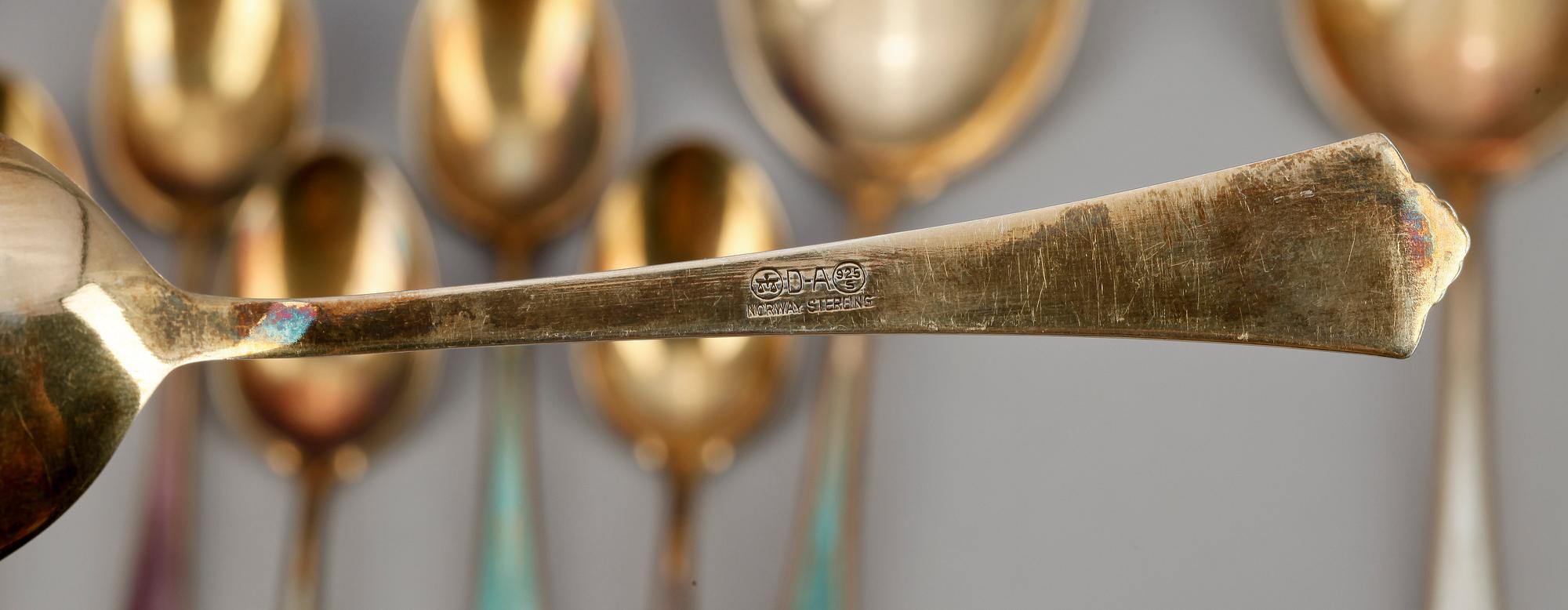 MOCKASKEDAR, 8st, DESSERTSKEDAR, 3 st samt SERVERINGSGAFFLAR, 3+1st, sterling och emalj, David Andersen Norge.