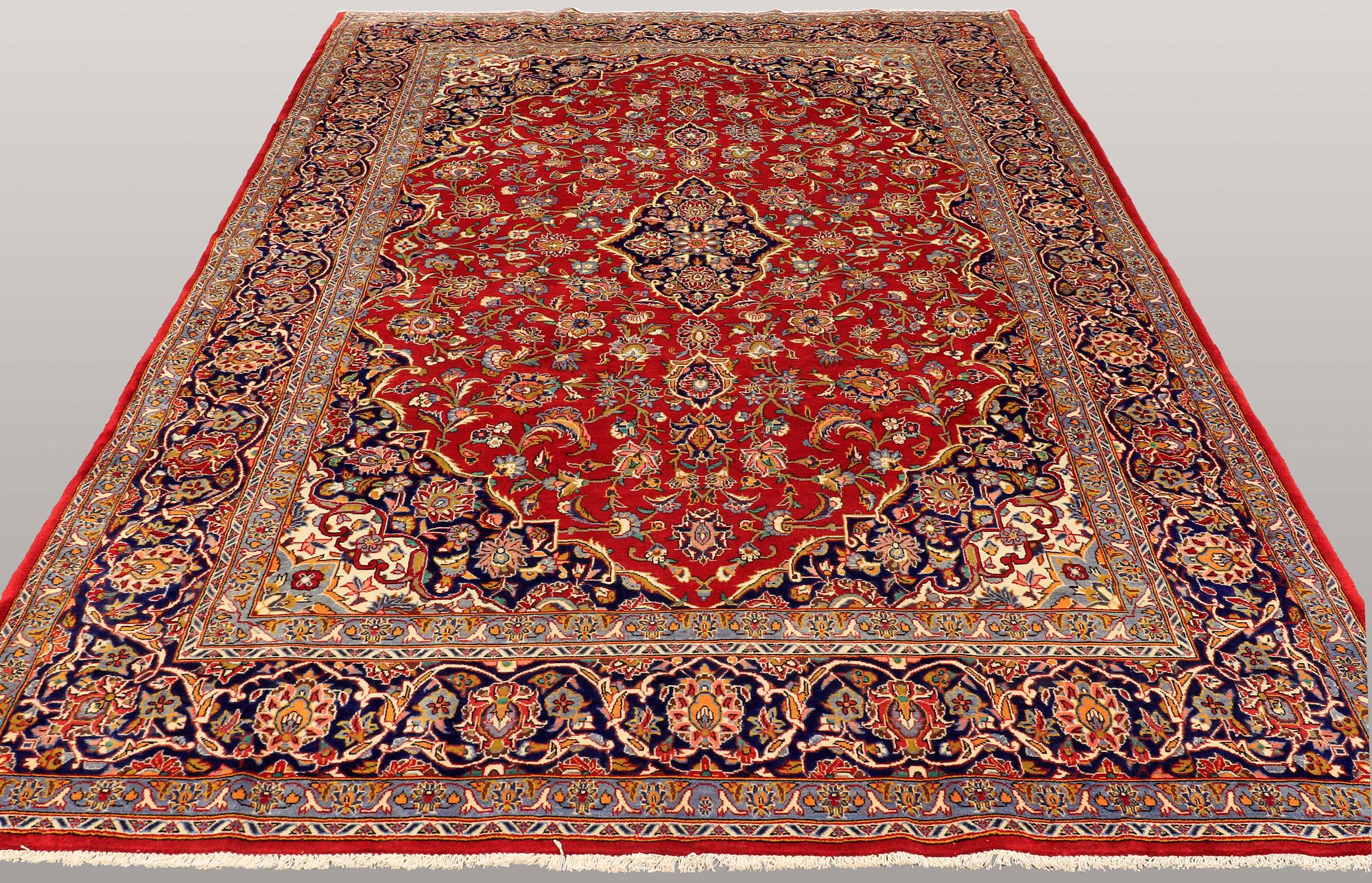 A CARPET, Kashan, ca 387 x 223 cm.