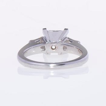 RING, platina, prinsesslipad diamant och baguetteslipade diamanter. Vikt ca 6,9 g.