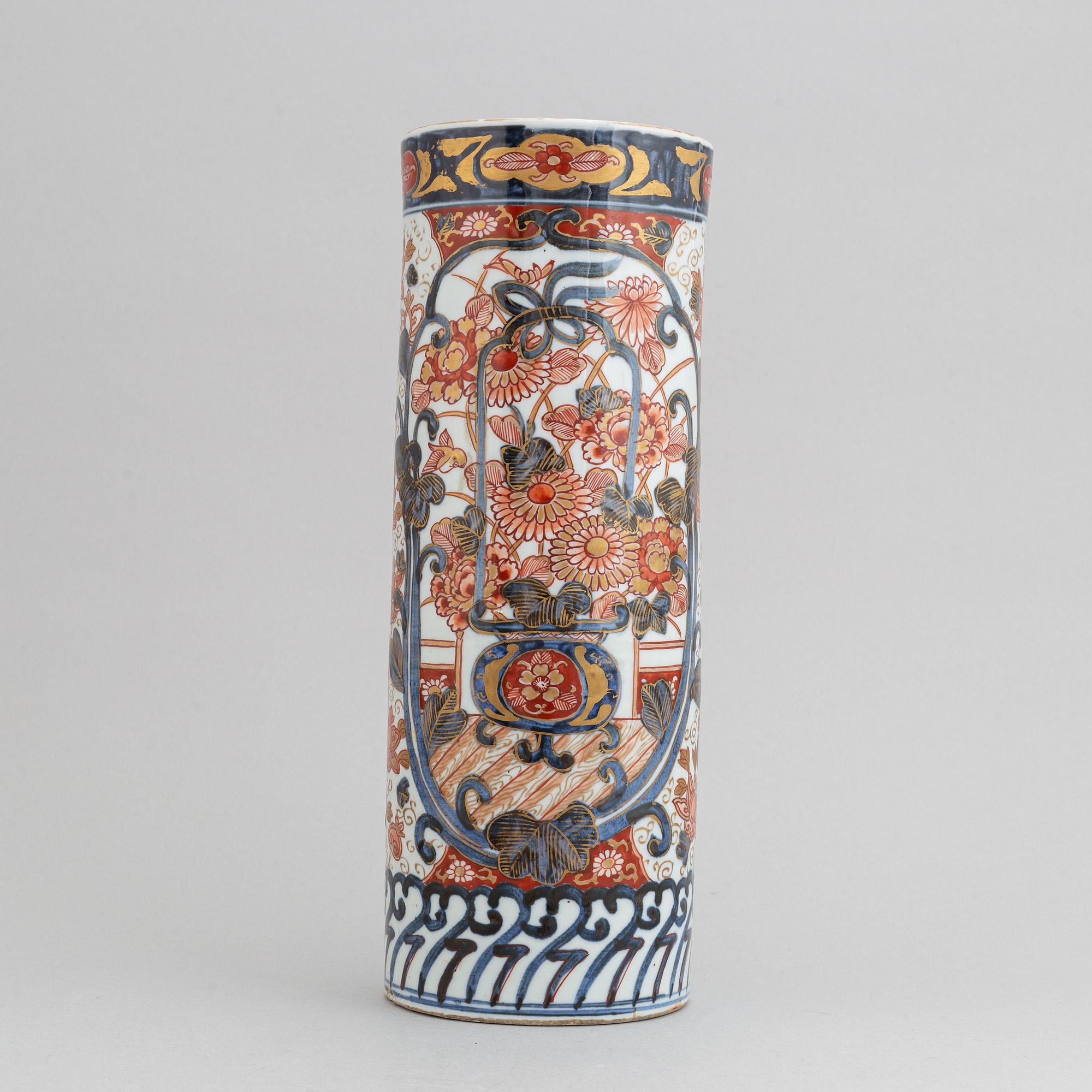 A japanese porcelain vase, Imari, 19th century.