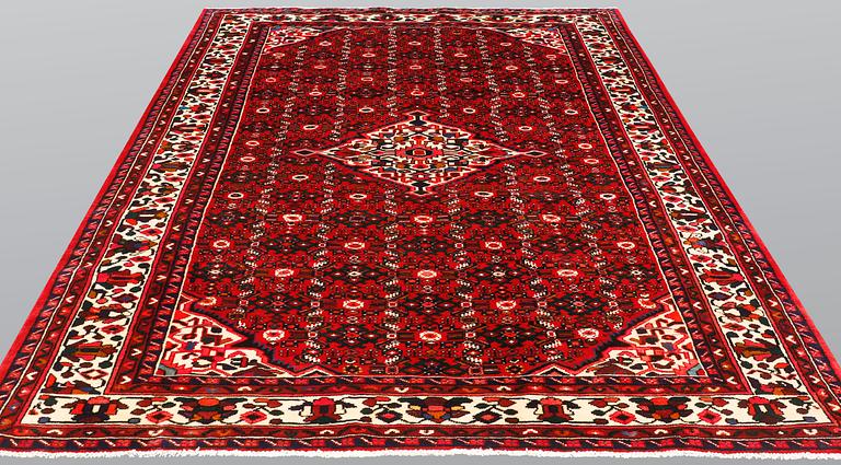 A carpet, Hamadan, ca 301 x 211 cm.