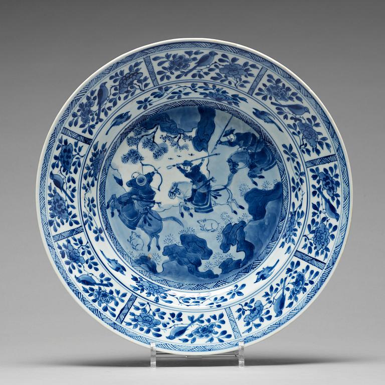 A blue and white dish, Qing dynasty, Kangxi (1662-1722).