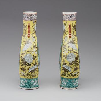 A pair of enamelled moon flasks, Qing dynasty, circa 1900.