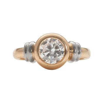 387. A RING, 18K yellow and whit gold. Brilliant cut diamond 1,71 ct, A.Tillander, 1997. J/VS. Size 18,5. Weight 10,1 g.