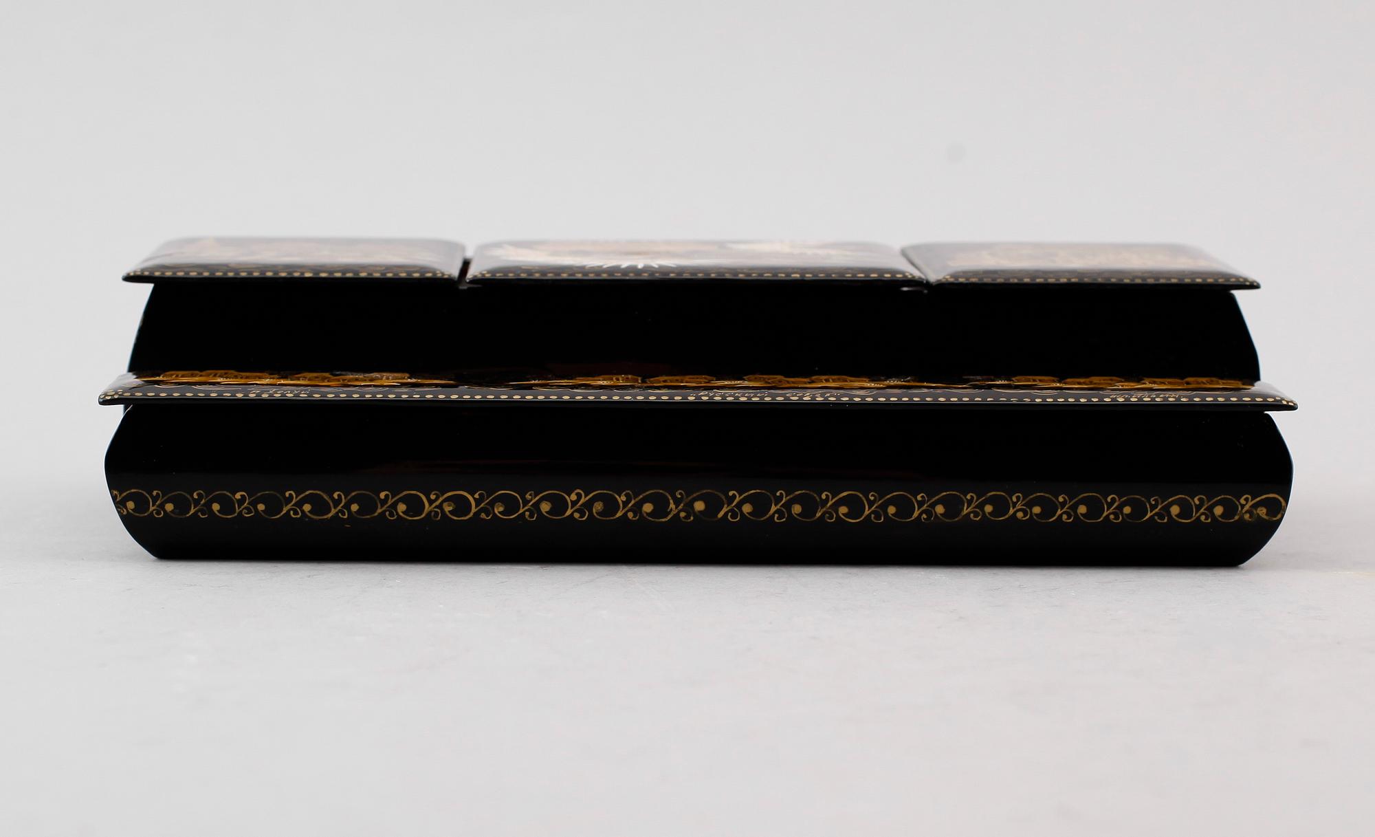 ASK MED LOCK, trä och lack, sannolikt Ryssland, sent 1900-tal.