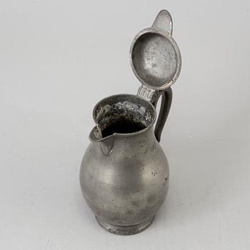 AN 18TH CENTURY  BELGIAN PEWTER WINE JUG.