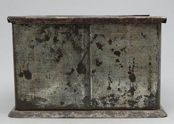 LEKSAKSPIS med tillbehör, 8 delar, plåt, järn samt koppar, 1800/1900-tal.