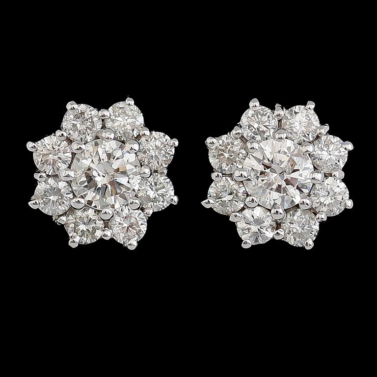 ÖRHÄNGEN, 1 par, 18 k vitguld, briljantslipade diamanter tot ca 1.56 ct.